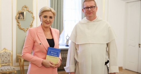 Małżonka prezydenta otrzymała od dominikanina jego najnowszą książkę pt. "Wieści z Ukrainy".