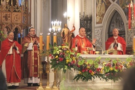 Eucharystii przewodniczył bp Marek Solarczyk. Bp Henryk Tomasik pierwszy od lewej. Z prawej bp Piotr Turzyński.