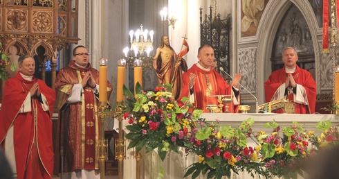Eucharystii przewodniczył bp Marek Solarczyk. Bp Henryk Tomasik pierwszy od lewej. Z prawej bp Piotr Turzyński.
