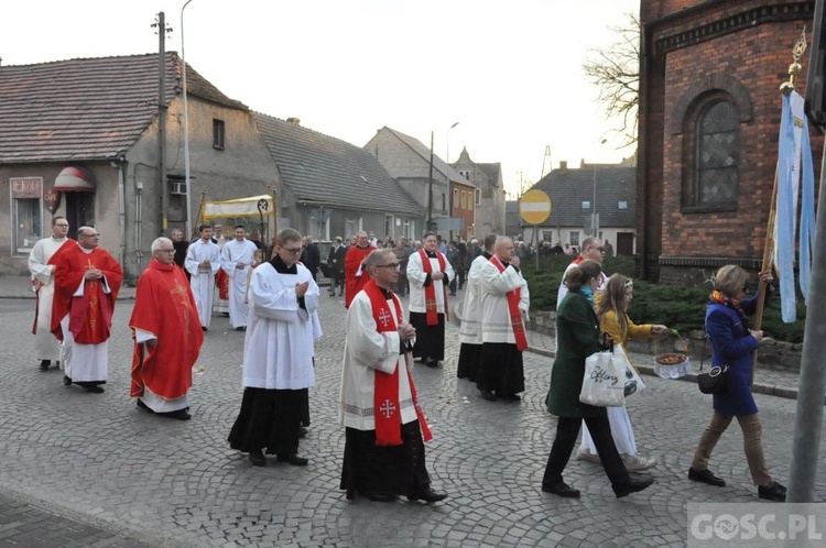 Czerwieńsk. Relikwie patrona w kościele parafialnym