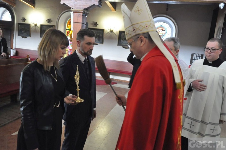 Czerwieńsk. Relikwie patrona w kościele parafialnym