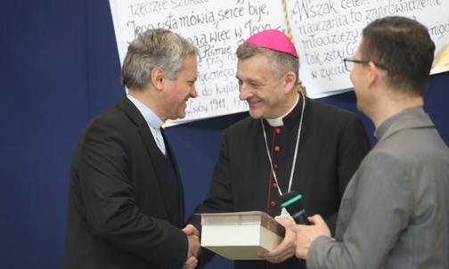 Bp Roman Pindel wręczył nagrody dla katechetów, których uczniowie zostali laureartami konkursu.