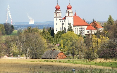 Za świątynią widać Elektrownię Rybnik.