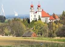 Za świątynią widać Elektrownię Rybnik.