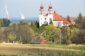 Za świątynią widać Elektrownię Rybnik.