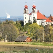 Za świątynią widać Elektrownię Rybnik.