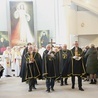 ▲	W czasie uroczystości w służbę liturgiczną zaangażowani byli Rycerze Jana Pawła II.