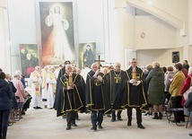 ▲	W czasie uroczystości w służbę liturgiczną zaangażowani byli Rycerze Jana Pawła II.