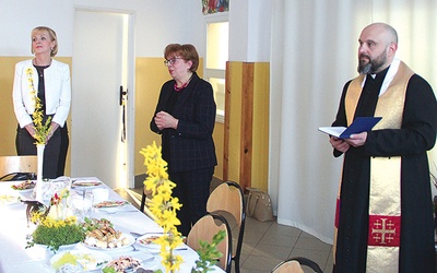 ▲	Pokarmy poświęcił ks. Damian Drabikowski. Od lewej: Anna Kwiecień i Lucyna Wiśniewska.
