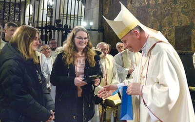 ▲	Młodzi ze Skarżyska--Kamiennej wręczyli bp. Markowi prezent – żółtą koszulkę lidera. Ordynariusz pokazał ją w zakrystii dopiero po zakończeniu liturgii.