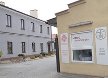 ▲	Nad tym miejscem czuwają zakonnice ze Zgromadzenia Sióstr Matki Bożej Miłosierdzia.