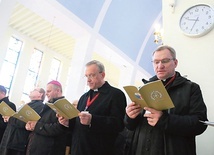 W czasie V sesji dokumenty przygotowane przez kierowane przez siebie komisje przedstawili: ks. Grzegorz Lechowicz (z prawej) i ks. Zbigniew Pietruszka (obok).