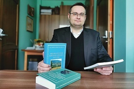 	Ksiądz Grzegorz Kiełbasa ze swoimi publikacjami genealogicznymi dotyczącymi Kamionki Wielkiej i Królowej Polskiej.