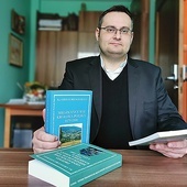 	Ksiądz Grzegorz Kiełbasa ze swoimi publikacjami genealogicznymi dotyczącymi Kamionki Wielkiej i Królowej Polskiej.