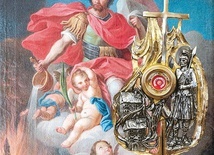 Obraz św. Floriana po renowacji zyskał świeżość. Proboszcz ma nadzieję, że obecność relikwii patrona oraz 11 innych świętych pomoże w religijnej odnowie parafii po trudnym czasie pandemii.