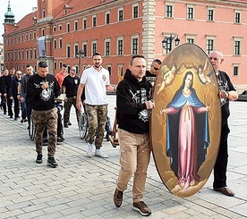 	Wizerunek Matki Bożej Łaskawej, zanim zaczął peregrynację po stołecznych parafiach, przeszedł ulicami Starego Miasta.