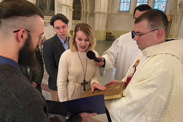 	Miriam, trzymając rękę na Słowie Bożym, wyznawała w głębokim wzruszeniu i ze łzami w oczach, że wierzy w Boga obecnego w Kościele katolickim.