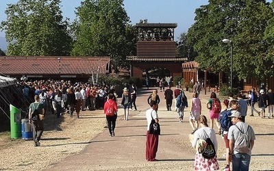 	Oprócz spotkań europejskich bracia proponują tygodniowy, wakacyjny pobyt w samym Taizé. Szczegóły na www.taize.fr/pl.