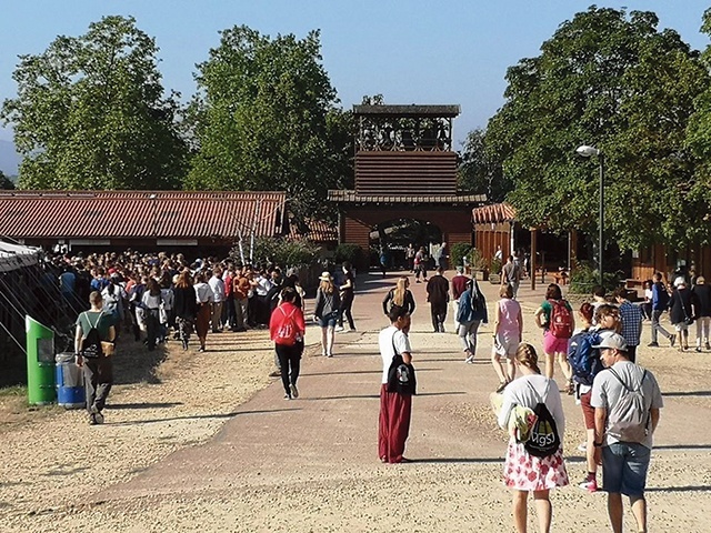 	Oprócz spotkań europejskich bracia proponują tygodniowy, wakacyjny pobyt w samym Taizé. Szczegóły na www.taize.fr/pl.