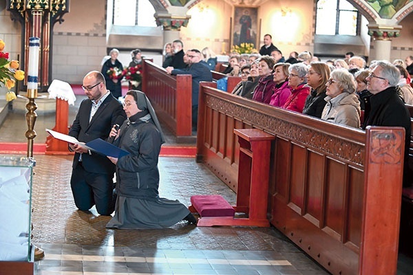 ▲	Moment złożenia aktu oddania Matce Bożej i Jezusowi ukrytemu w Najświętszym Sakramencie.