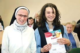 ▲	Monika Bodzek z katechetką s. Angelą Maryniak OP.
