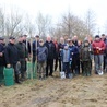 W akcji sadzenia drzew wzięło udział kilkanaście osób. 