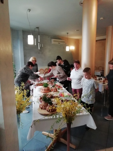 Wielkanocne śniadanie dla uchodźców
