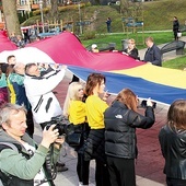 Polskie i ukraińskie barwy narodowe podczas świętowania.