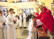 Chłopcy otrzymali z rąk biskupa krzyże LSO.