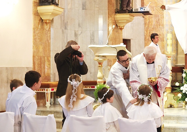 Mali Ukraińcy w Andrychowie po raz pierwszy przyjęli Eucharystię.