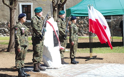 Monument stanął na skwerze Starego Miasta pomiędzy zamkiem a kościołem św. Bartłomieja.