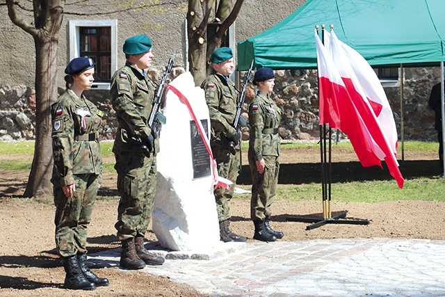 Monument stanął na skwerze Starego Miasta pomiędzy zamkiem a kościołem św. Bartłomieja.