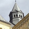 Figurka góruje  nad skrzyżowaniem transeptu z nawą (sygnaturka w kościele św. Jacka w Bytomiu-Rozbarku).