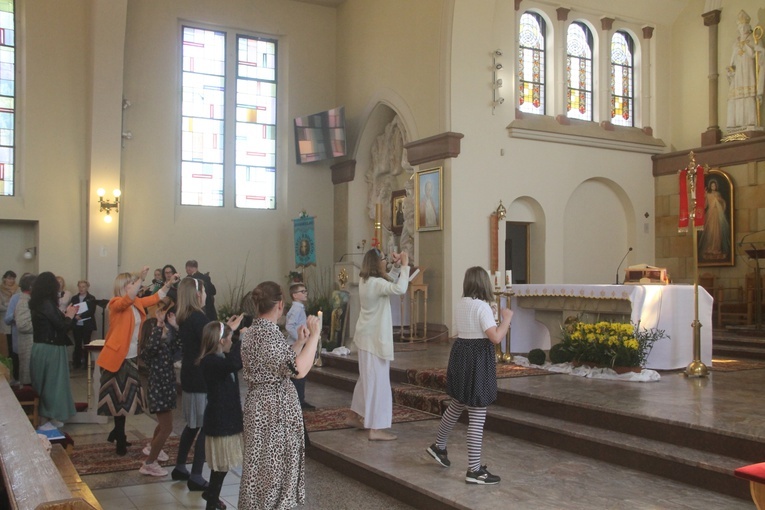 Śpiewem, tańcem i otwartym sercem