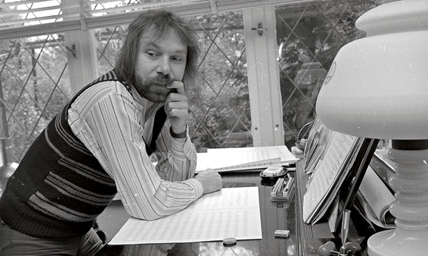 Andrzej Korzyński w swoim mieszkaniu. Zdjęcie z 1975 r.