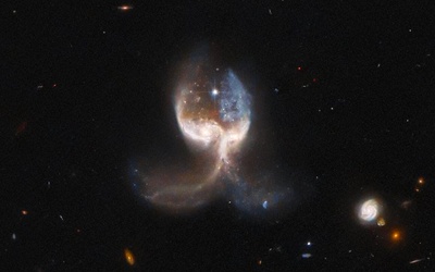 Zdjęcie "anielskich skrzydeł" z Teleskopu Hubble'a
