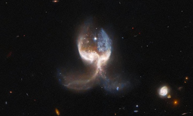 Zdjęcie "anielskich skrzydeł" z Teleskopu Hubble'a