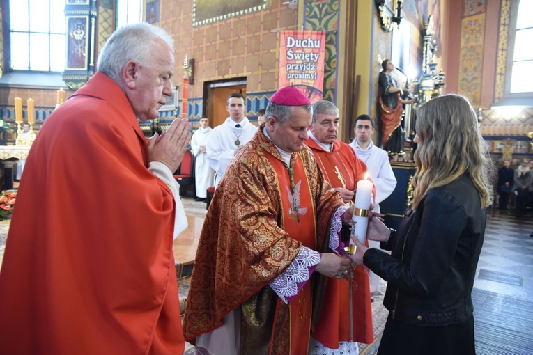 Procesja z darami w sanktuarium w Chorzelowie.