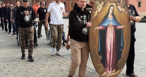 Ona podaje dłoń