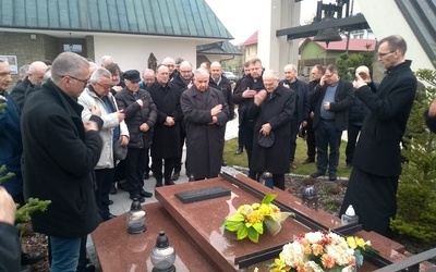 Modlitwa nad grobem ks. prof. Bolesława Kumora w Niskowej.