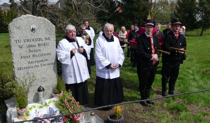 Modlitwa w miejscu urodzin Józefa Bilczewskiego - późniejszego arcybiskupa i świętego.