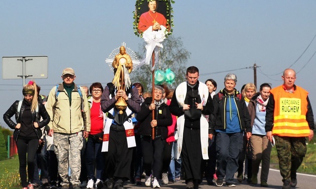 Najświętszy Sakrament, ale i relikwie św. Józefa Bilczewskiego będą w tym roku towarzyszyć łagiewnickim pielgrzymom. Zdjęcie z trasy na odcinku: Witkowice - Wieprz w 2019 r.