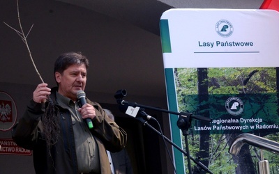 Jerzy Jacek Karaśkiewicz przeprowadził instruktażowy pokaz, jak wygląda sadzonka dębu i jak należy ją poprawnie posadzić.