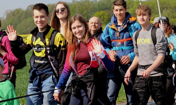 Pielgrzymi łagiewniccy na trasie w 2019 roku - ostatnim przed pandemią, kiedy mogli iść razem.
