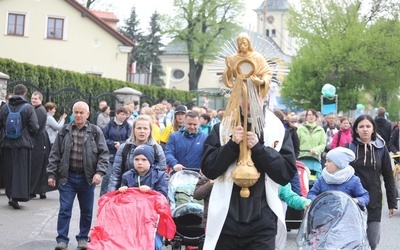 Pielgrzymi wyruszają z Hałcnowa do Łagiewnik.