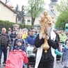 Pielgrzymi wyruszają z Hałcnowa do Łagiewnik.