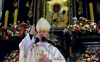 Błogosławieństwo bp. Marka Solarczyka przed wizerunkiem Czarnej Madonny w jasnogórskim sanktuarium.