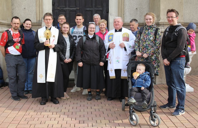 Grupa pielgrzymów, która zaniosła relikwie św. Józefa Bilczewskiego z Wilamowic do Hałcnowa.