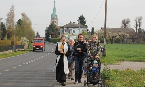 Pielgrzymi z relikwiami św. Józefa Bilczewskiego wychodzą z Wilamowic.