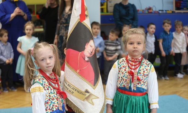 Uroczystość w ochronce rozpoczęła się od wprowadzenia sztandaru z wizerunkiem patrona.